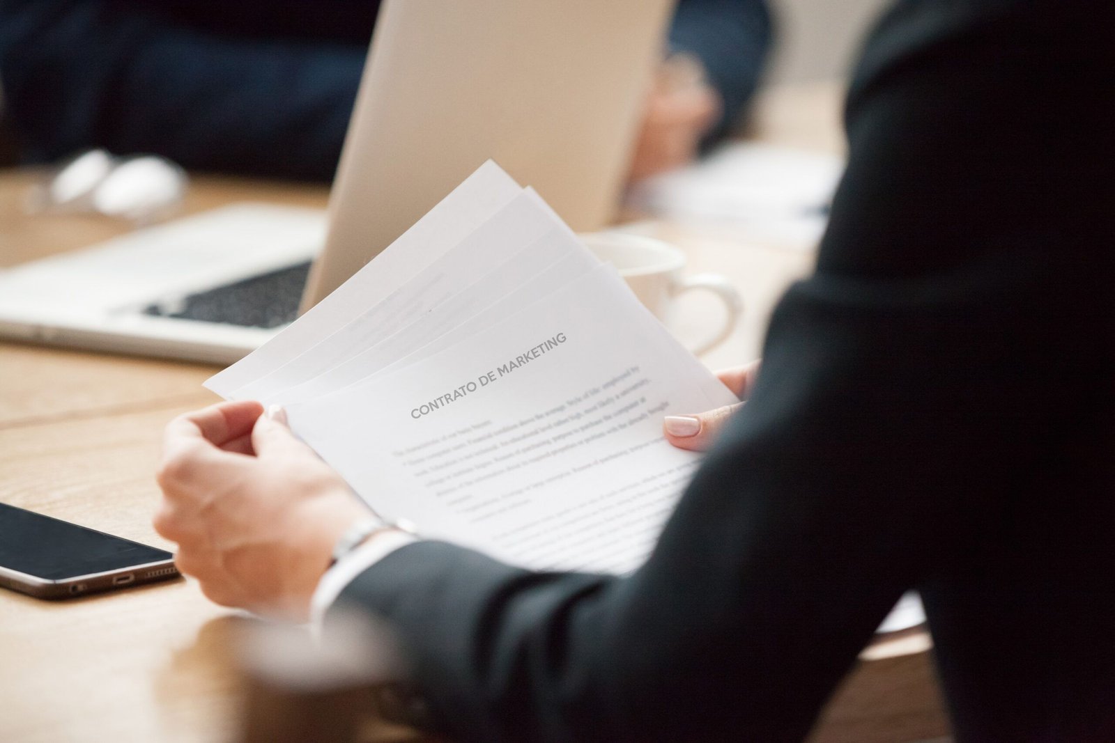 Empresaria revisando un plan de marketing en un documento impreso
