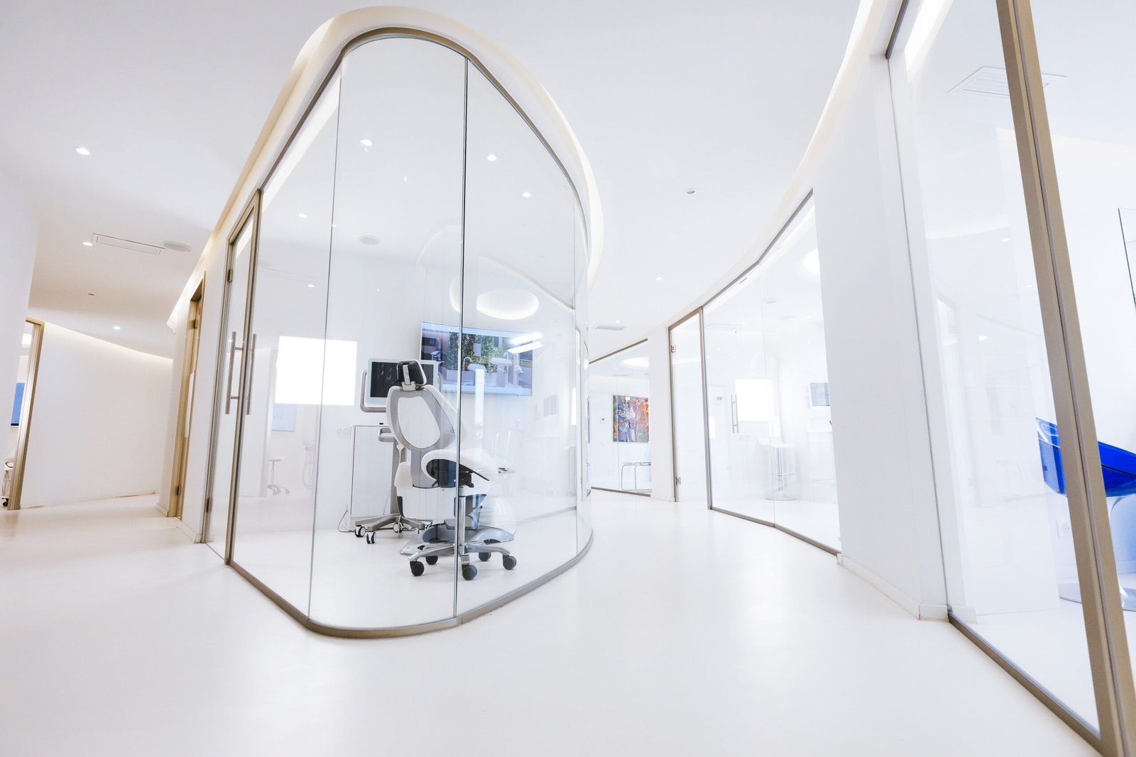 Interior de una clínica dental moderna y espaciosa