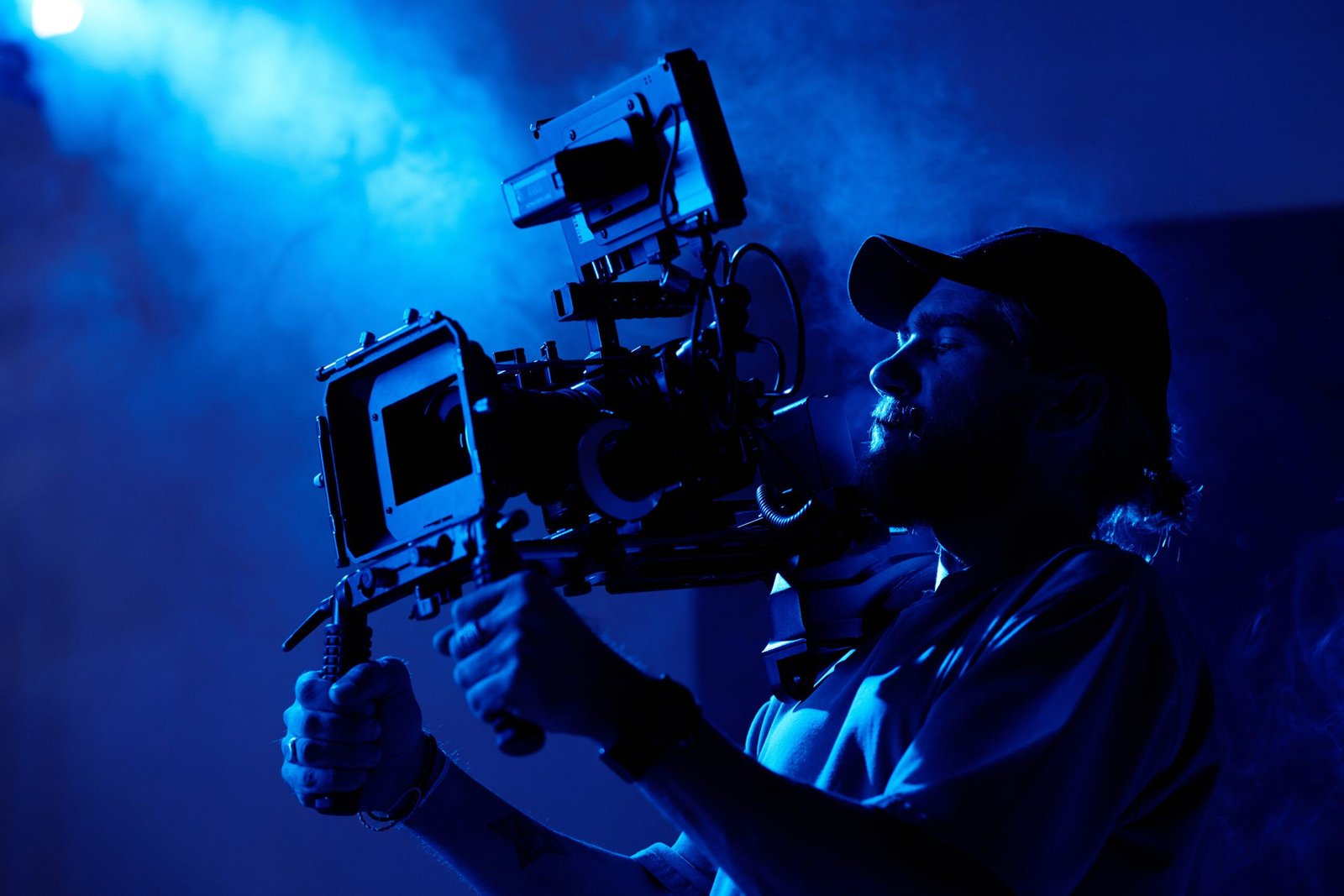 Filmmaker del equipo de Allora rodando un anuncio en plató