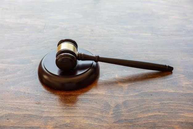 Mazo de juez sobre fondo de madera, concepto de derecho